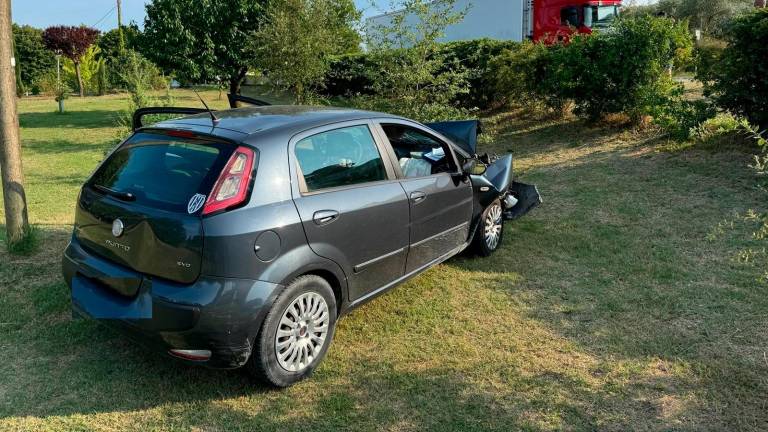 Incidente tra auto e camion: grave un 54enne in via Settecrociari a Cesena