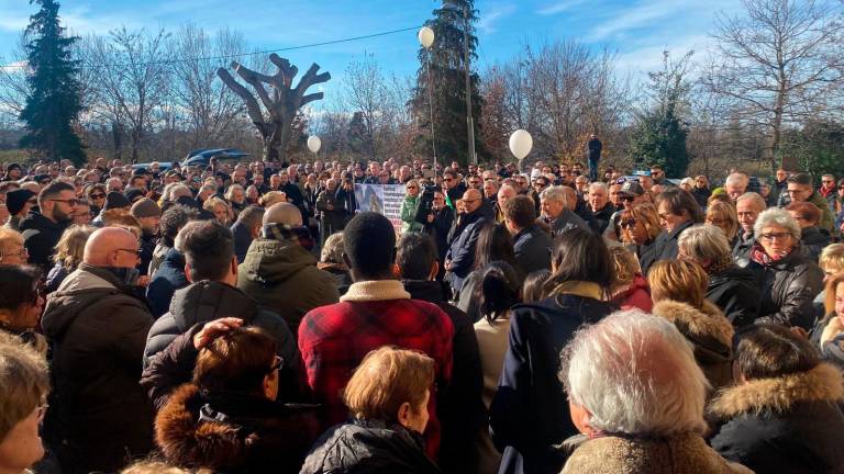 Addio a Luca Perazzini, un migliaio di persone nella chiesa di San Vito per l’ultimo saluto all’alpinista morto sul Gran Sasso