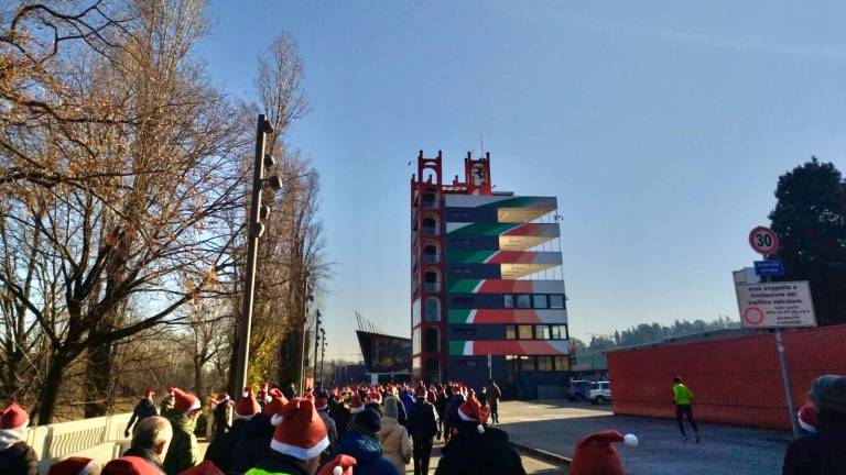 Imola. Oltre 1400 partecipanti alla camminata dei Babbi Natale