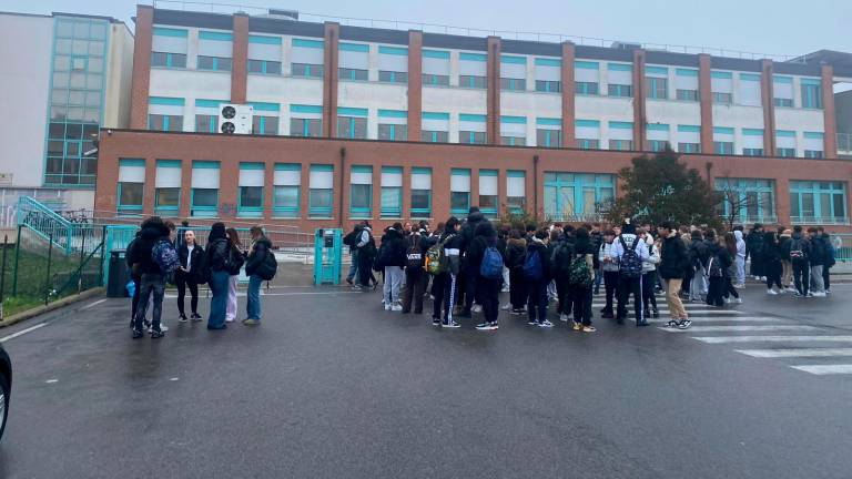 Rimini, “basta puzza di fogna”. Studenti in sciopero all’istituto Einaudi Molari di Viserba: controlli sia oggi che venerdì