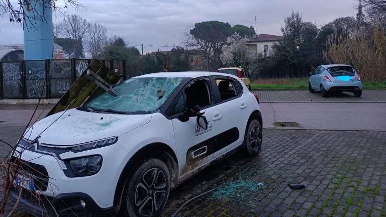 Bagnacavallo, panchina sradicata dal suolo e gettata contro un’auto