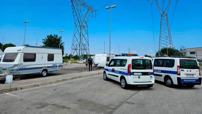 Santarcangelo, carovana di nomadi sgomberata e due diffide per campeggio abusivo