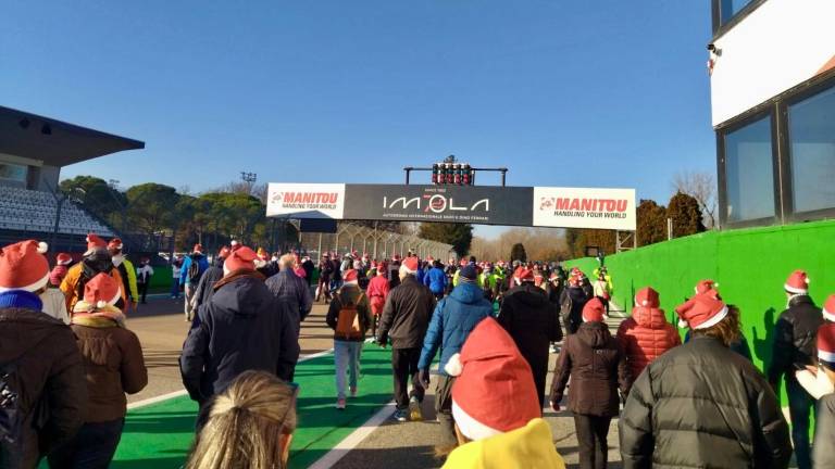 Imola. Oltre 1400 partecipanti alla camminata dei Babbi Natale