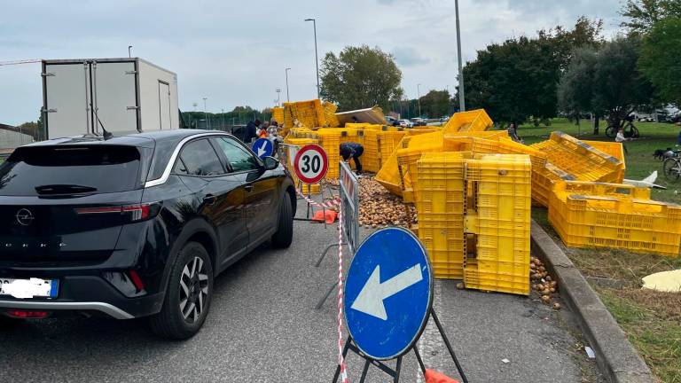 Riccione, si ribalta il Tir carico di patate: scatta la raccolta per riempire le borse VIDEO GALLERY