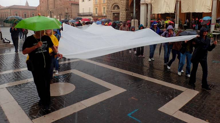 Faenza ricorda l’alluvione con la “Cerimonia del Fango”. Cortei in centro sotto la pioggia e l’antico cerimoniale del Drago
