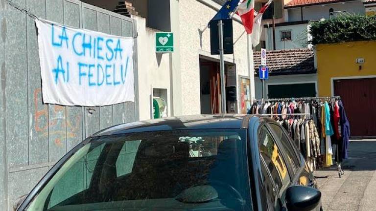 Lo striscione appeso davanti alla chiesa dei Cappuccini