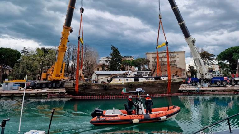 Rimini, dopo 6 mesi iniziati i lavori per rimuovere il peschereccio affondato GALLERY