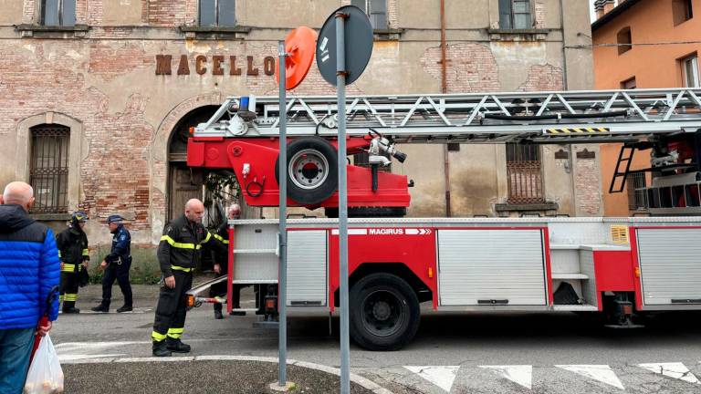 L’intervento dei vigili del fuoco all’ex Macello dopo il crollo del solaio