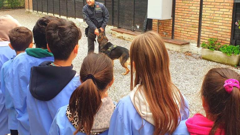 Rimini. La Finanza tra i banchi di scuola, giocando insegna ai bambini legalità e privacy