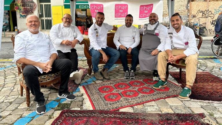 Gli chef Baruzzi, Luongo, Salbaroli, Latino, Casali e Borroni nella piazzetta del Borgo San Rocco