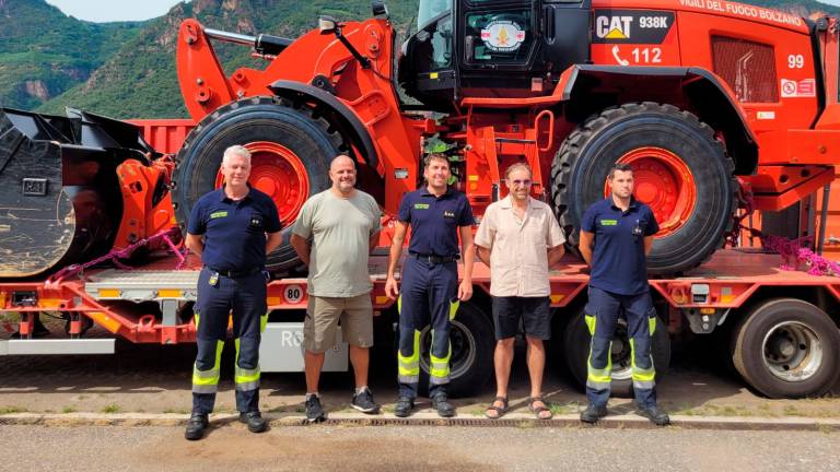 Forlì, si fermano a Bolzano per ringraziare i vigili del fuoco intervenuti nell’alluvione