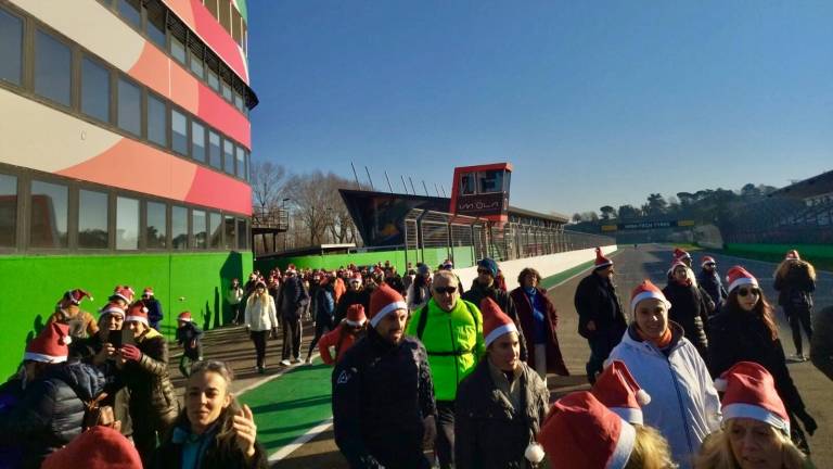 Imola. Oltre 1400 partecipanti alla camminata dei Babbi Natale