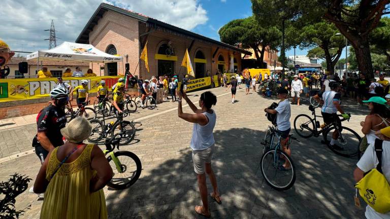 “Andiamo allo Spazio Pantani”: la lunga processione dei tifosi a Cesenatico VIDEO