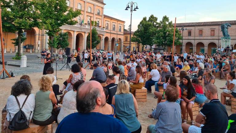 Santarcangelo, circa 400 persone per l’omaggio a Lorena Vezzosi contro i femminicidi