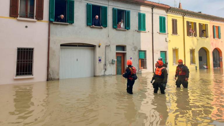 Lugo allagata con l’acqua fuoriuscita dal Senio nei pressi di Cotignola