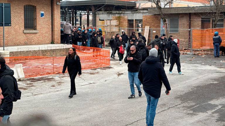 Iniziata dalla Stazione l’invasione dei tifosi del Bari per la partita contro il Cesena