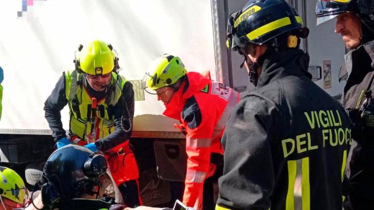 Dovadola, incidente: tampona un trattore col furgone e resta incastrato tra le lamiere, liberato dai Vigili del Fuoco