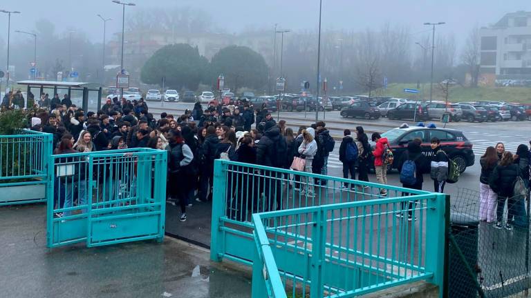 Rimini, “basta puzza di fogna”. Studenti in sciopero all’istituto Einaudi Molari di Viserba: controlli sia oggi che venerdì