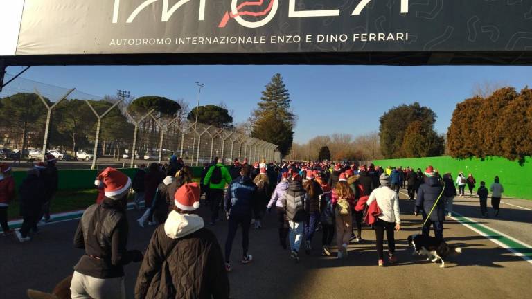 Imola. Oltre 1400 partecipanti alla camminata dei Babbi Natale