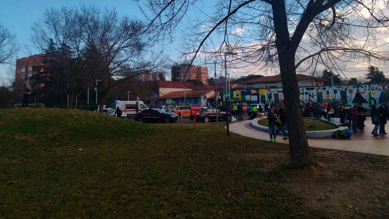 Imola, evacuata la scuola media, decine di persone al pronto soccorso per sospetta intossicazione - Gallery