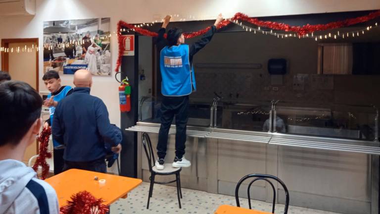 I giovani calciatori della Compagnia dell’Albero Ravenna montano gli addobbi di Natale alla sala mensa dei bisognosi - Gallery