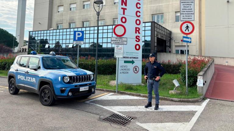 Imola, 27enne aggredisce medico e due infermieri al Pronto soccorso: agli arresti domiciliari a casa della madre