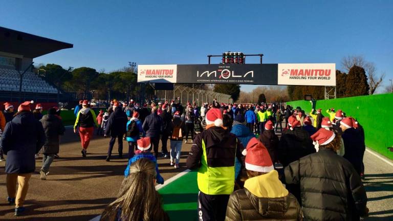 Imola. Oltre 1400 partecipanti alla camminata dei Babbi Natale