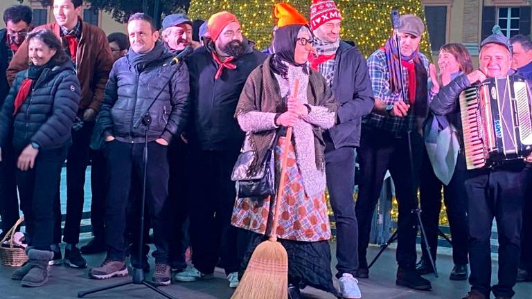 Befana e pasquaroli ieri in piazza Almerici a Cesena