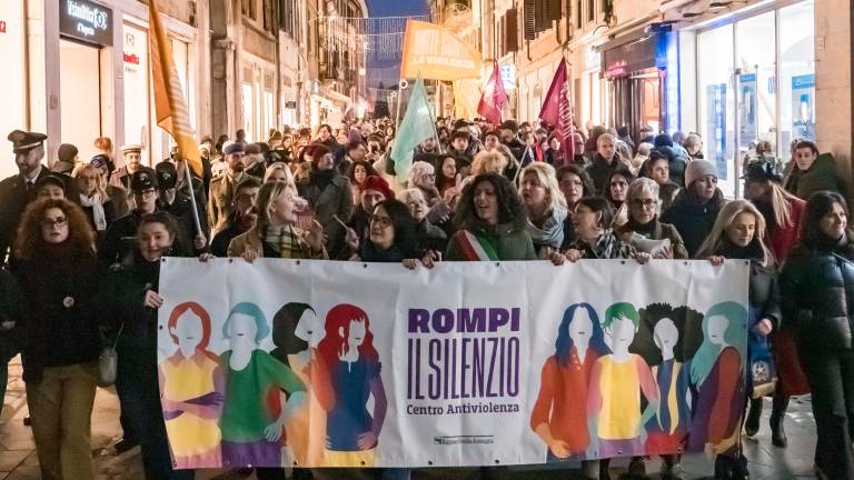 Rimini. Le luci del Natale accendono una luce di speranza per dire no alla violenza sulle donne FOTOGALLERY