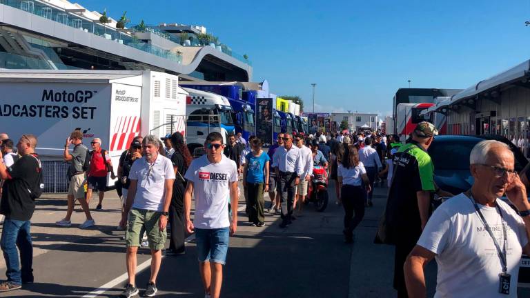 MotoGp a Misano, sole e bella cornice di pubblico sul paddock, Dovizioso gettonatissimo per i selfie VIDEO GALLERY