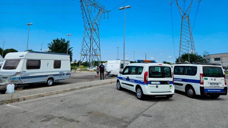 Smantellamento di accampamento nomade da parte della polizia locale