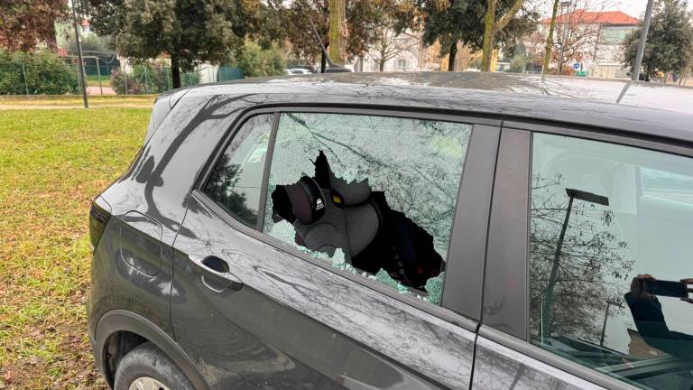 Ladri in azione nel parcheggio dietro alla stazione ferroviaria di Cesena: spaccati i finestrini di una ventina di vetture FOTOGALLERY