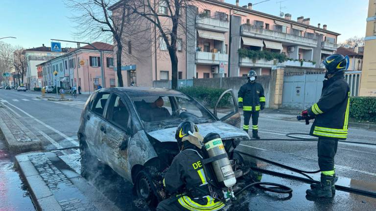 Cesena, auto a fuoco in viale Bovio: strada chiusa al traffico