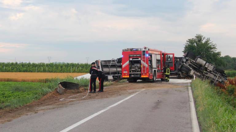 Il mezzo ribaltato e i soccorsi (foto Massimo Fiorentini)