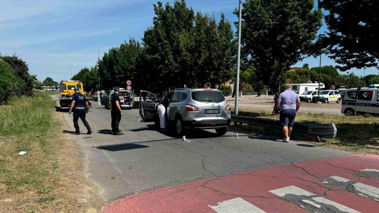 Cesenatico, auto investe ciclista che batte la testa e muore sul colpo