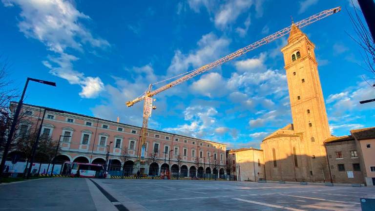 Cesena, “Tin bota un caz”: lo striscione di denuncia sul cambiamento climatico in cima alla gru in Piazza della Libertà VIDEO