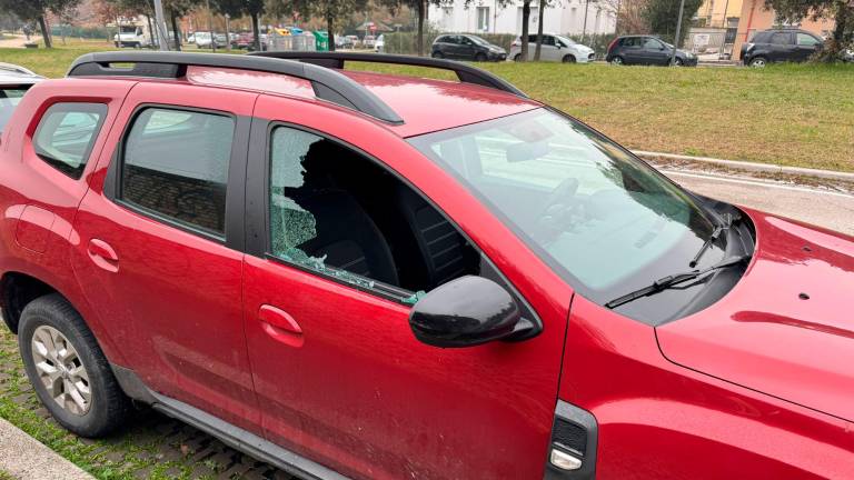 Ladri in azione nel parcheggio dietro alla stazione ferroviaria di Cesena: spaccati i finestrini di una ventina di vetture FOTOGALLERY