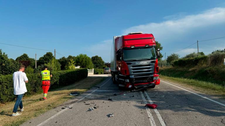 Incidente tra auto e camion: grave un 54enne in via Settecrociari a Cesena