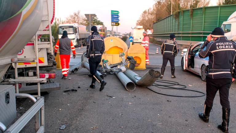 Ravenna, camion va dritto alla rotonda della Ravegnana e abbatte il palo dell’illuminazione. Caos all’alba sull’Adriatica