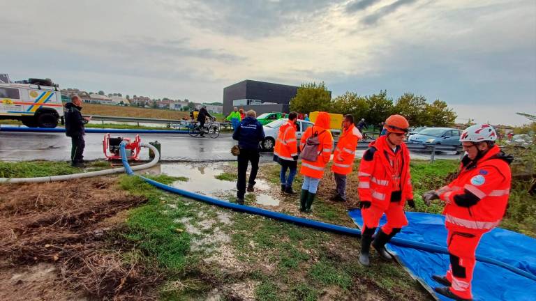 Maltempo in Romagna, strade allagate a Lugo. Si lavora per chiudere la falla sull’argine del Senio