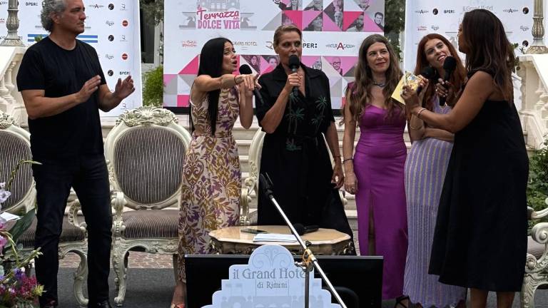 La Terrazza della Dolce Vita a Rimini, tra imitazioni e il ballo scatenato di Asereje, un’altra serata da ricordare