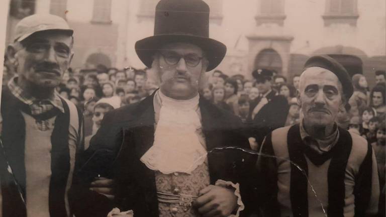 Al centro Pietro Vicchi, l’ideatore del Processo al Carnevale, in una delle sue prime edizioni negli anni ‘50