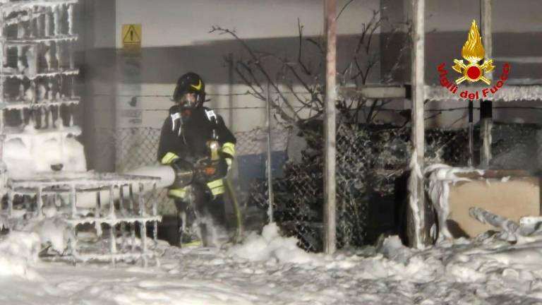 Incendio a Panighina all’esterno di un capannone: i Vigili del Fuoco salvano la struttura con il liquido schiumogeno