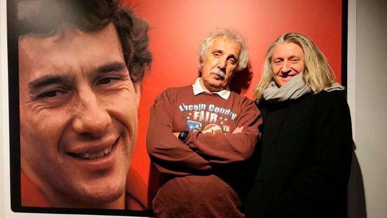 Orsi e Lazzari con una immagine di Ayrton Senna sullo sfondo