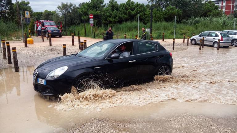 Stradelli allagati dietro ai bagni di Marina di Ravenna, una signora soccorsa dai vigili del fuoco