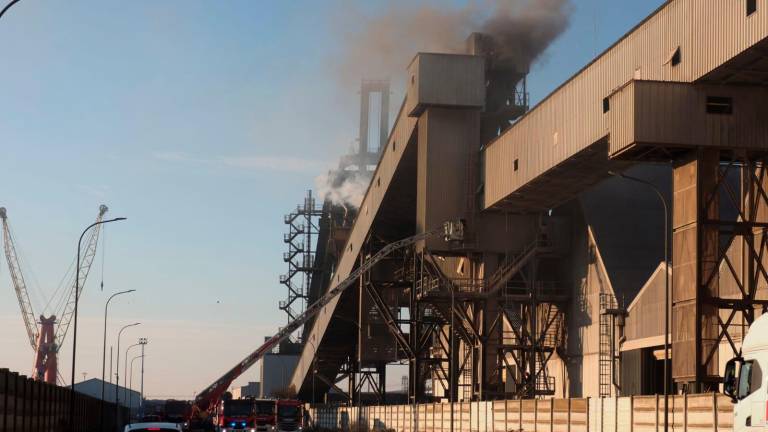 Incendio a Ravenna: in fiamme il nastro trasportatore nella zona del porto - Gallery