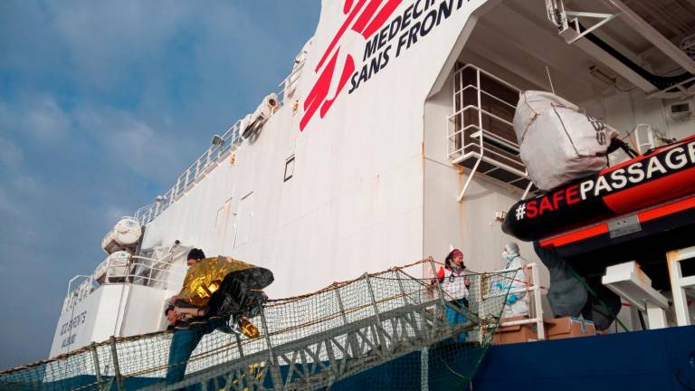 Ravenna, la nave già al terminal: lo sbarco dei migranti della Geo Barents. Il sindaco: “Governo disumano e disorganizzato”