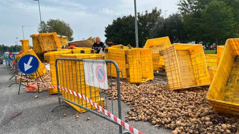 Riccione, si ribalta il Tir carico di patate: scatta la raccolta per riempire le borse VIDEO GALLERY