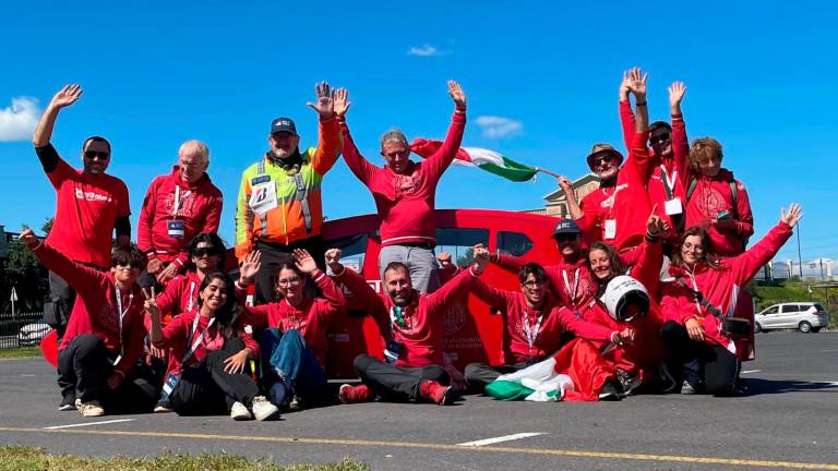 La macchina Emilia 5 e la squadra che ha vinto la Solar Challenge