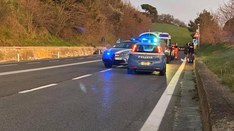 La polizia sul luogo del decesso dove sono intervenute anche due ambulanze